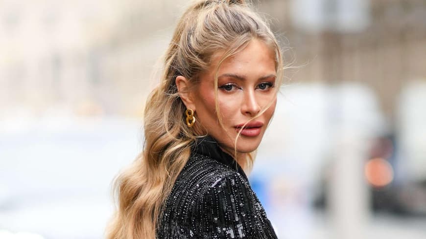 Frau mit blonden langen Haaren