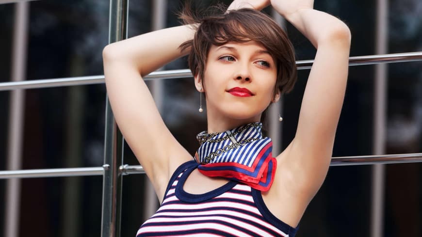 Frau mit Long Pixie