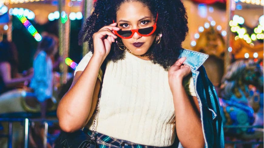 Curvy Frau mit Sonnenbrille