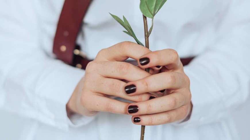 Frau mit Blume in der Hand