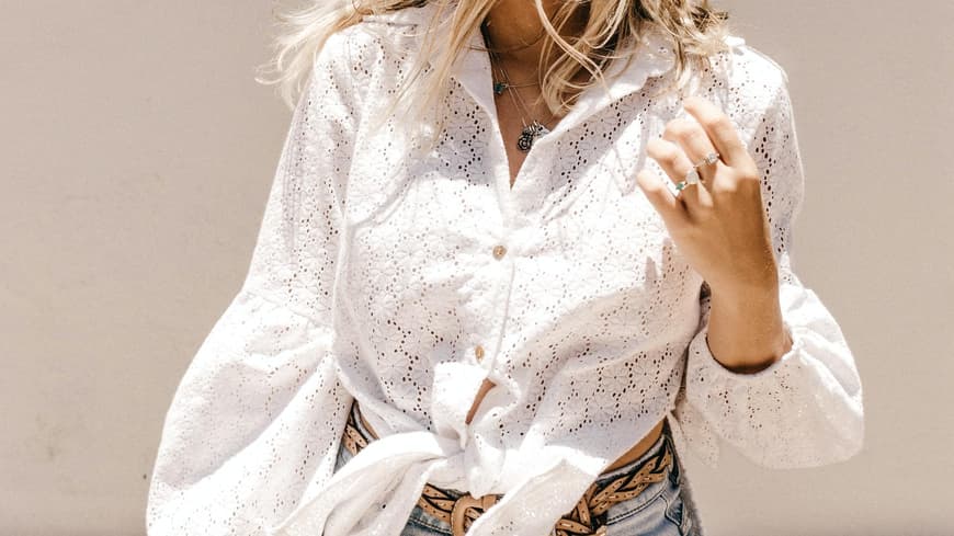 Frau mit Bluse
