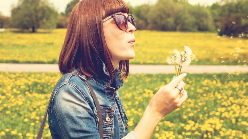 Frau mit Pusteblume
