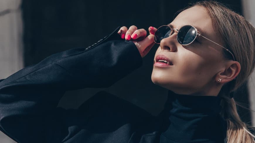Frau mit Sonnenbrille