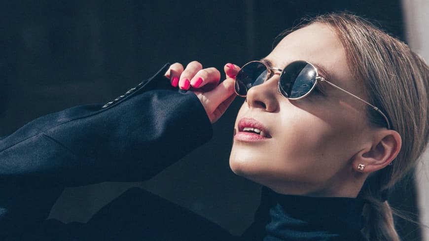 Frau mit Sonnenbrille