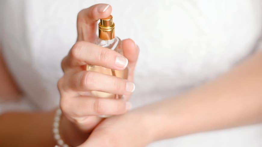 Braut mit Parfum