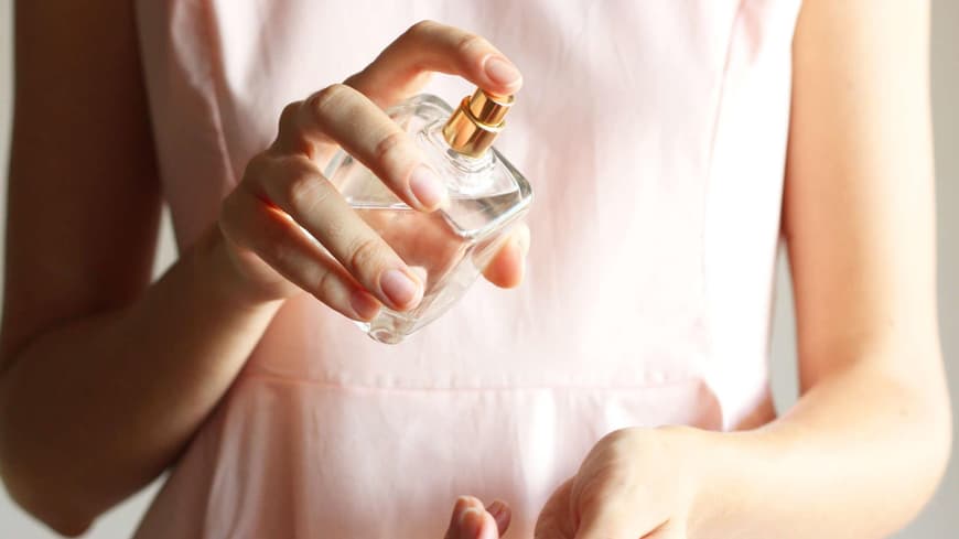 Frau im Kleid mit Parfum