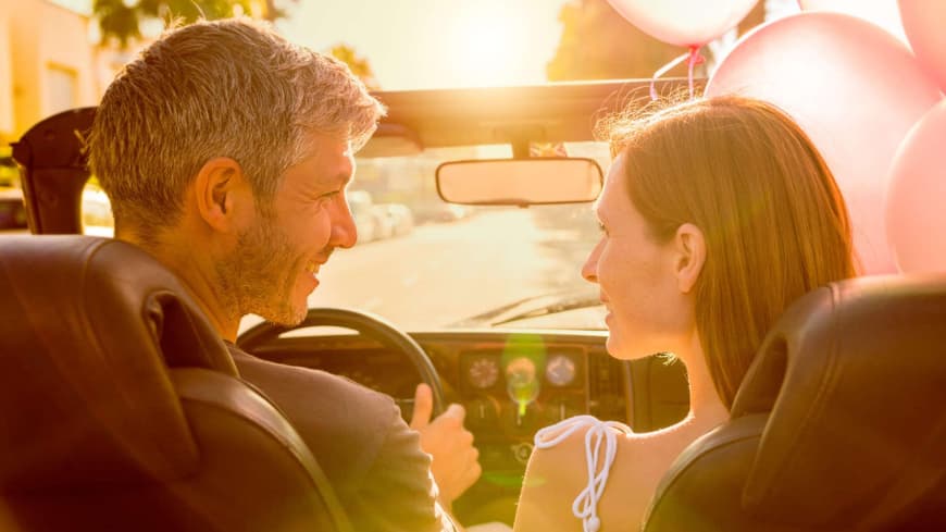 Frau im Mann im Auto