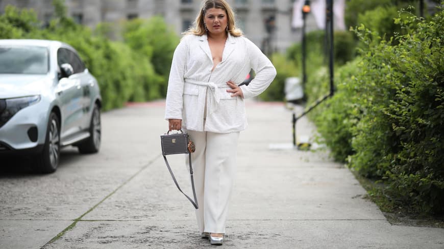Frau in weißem Look