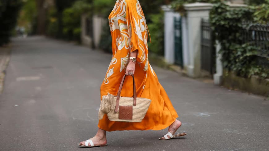 Frau im langen Sommerkleid