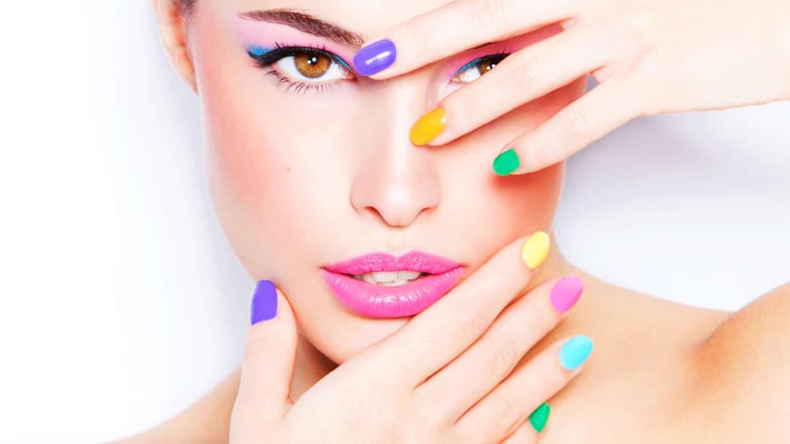 Frau mit buntem Nagellack