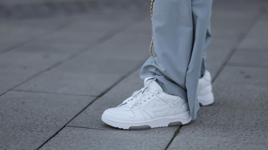 weiße sneakers