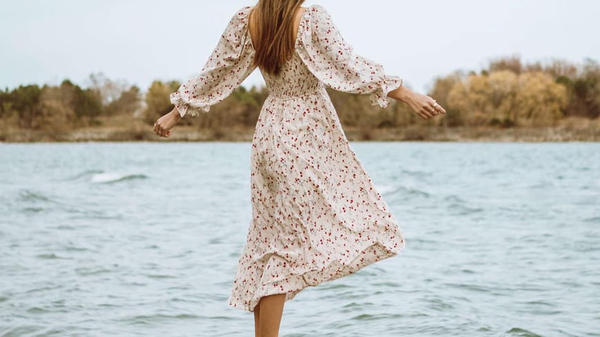 Frau im Kleid