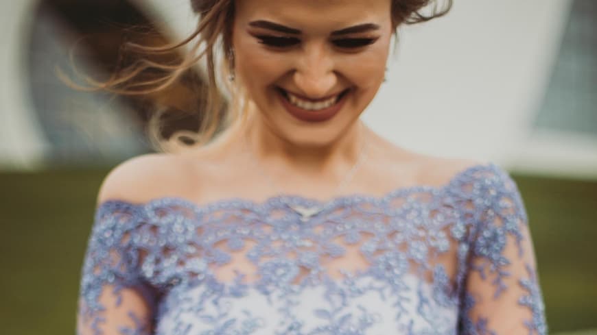 Was ziehe ich als Gast zu einer Hochzeit an? Frau mit fliederfarbenen Kleid