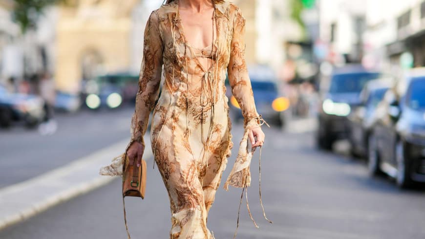 Frau mit Kleid langarm