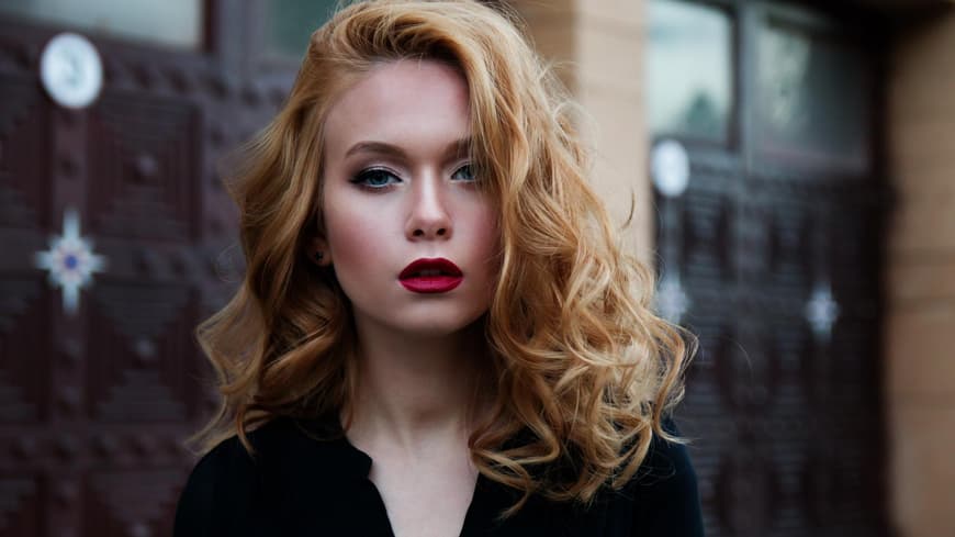 Frau mit roten Lippen