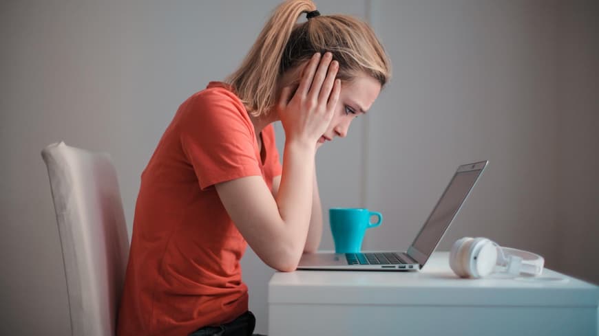 Frau vorm Laptop