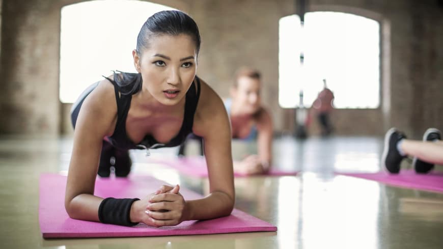 Workout Frau macht Liegestütz