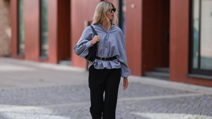 Frau mit Hemd und schwarzer Hose