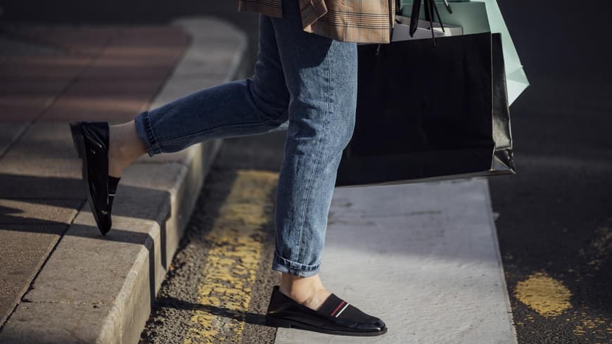 Frau mit Loafers