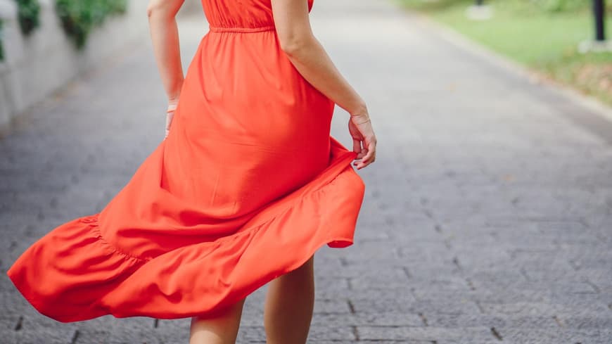 Frau mit Kleid