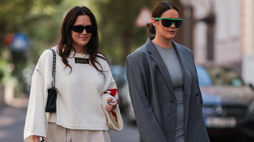 zwei Frauen Outfits
