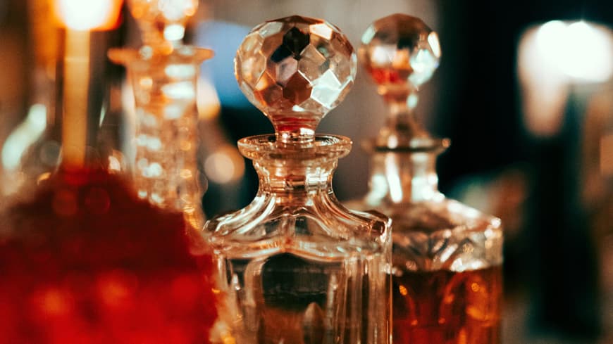 Mehrere Parfum-Flakons.