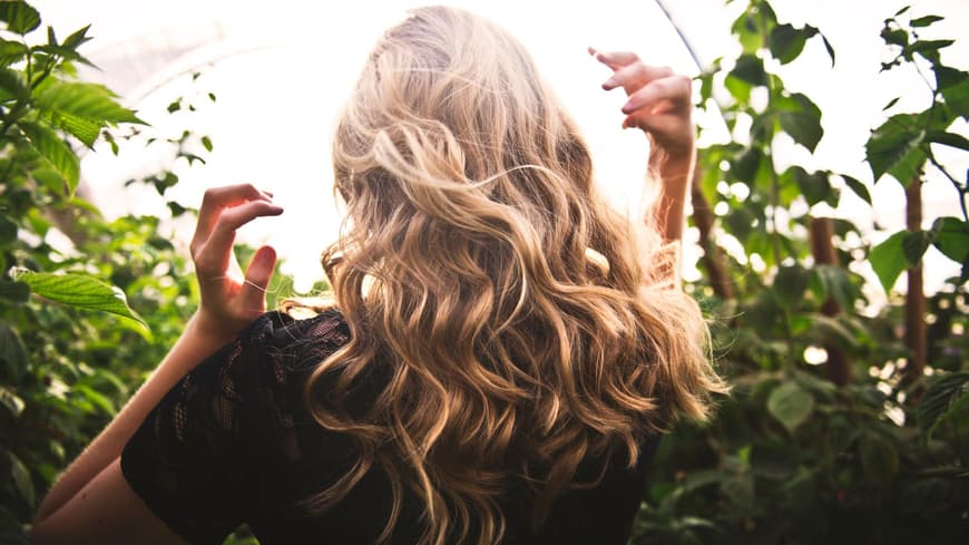 Blonde Frau von hinten