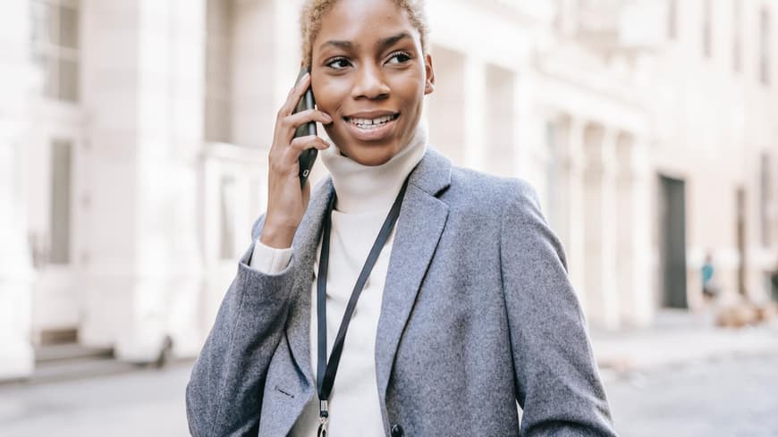 Frau farbig mit Blazer