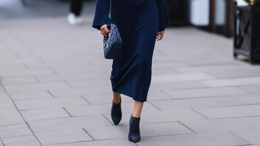 Frau mit Stiefeletten und Kleid