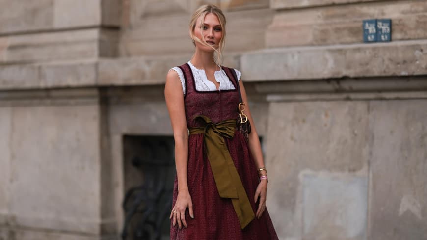 Frau trägt Dirndl für Oktoberfest