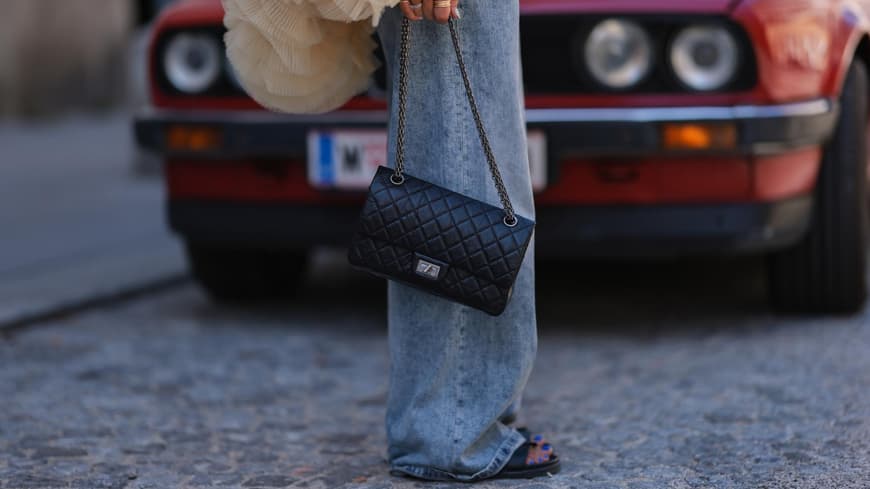 Frau trägt hellblaue Jeans