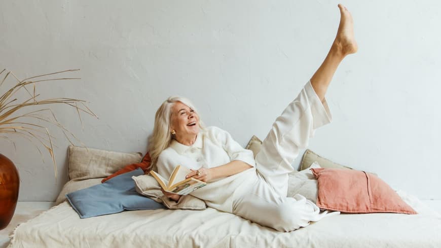 Frau älter auf dem Sofa