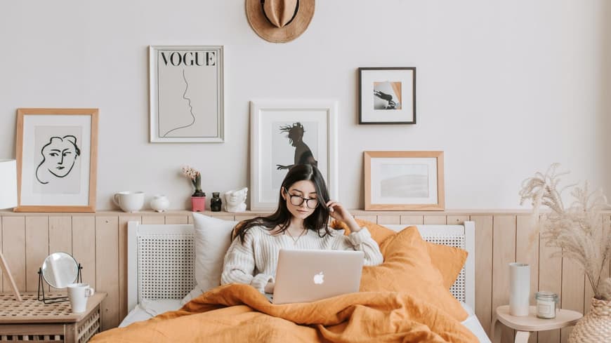 Frau mit Notebook im Bett