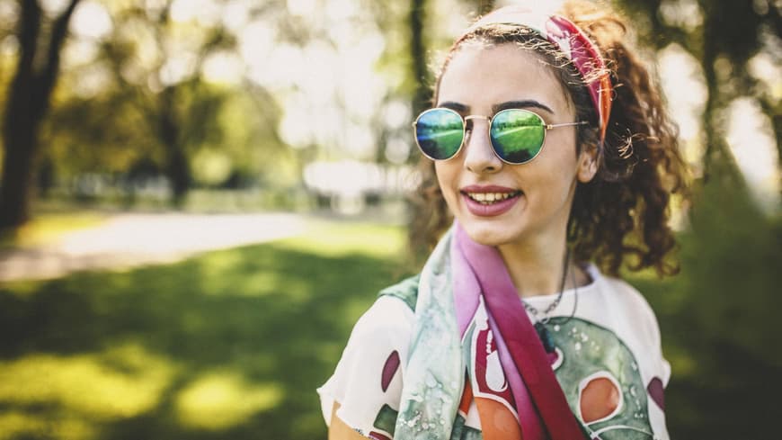 Frau mit Sonnenbrille