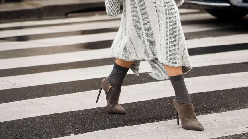 Frau mit Stiefeletten