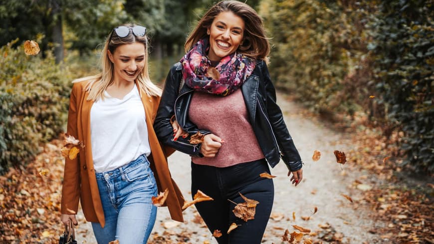 Freundinnen im Herbst