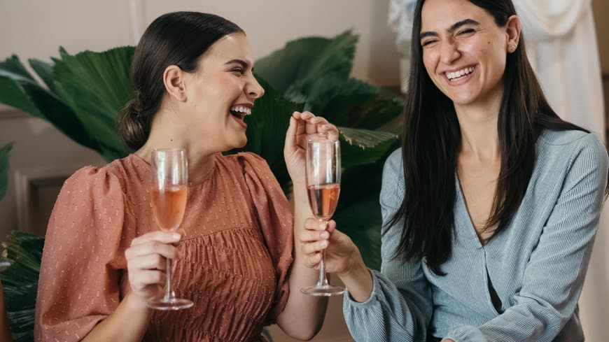 Zwei Freundinnen mit Sekt