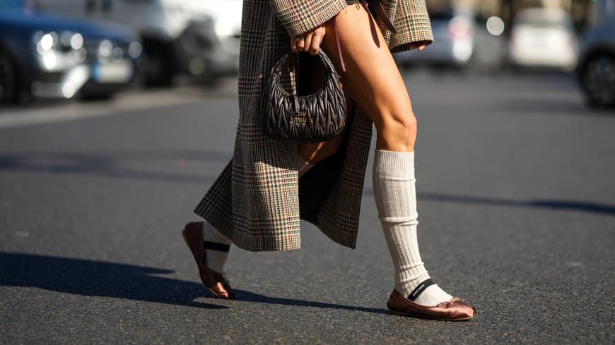 Streetstyle Frau trägt Ballerinas von Miu Miu