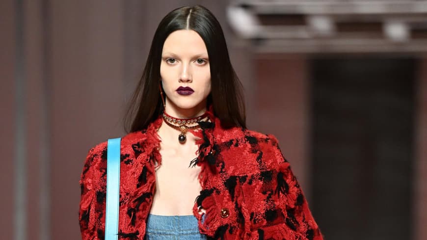 Model mit Bleached Brows bei der Versace Fall Winter 2023 Schau