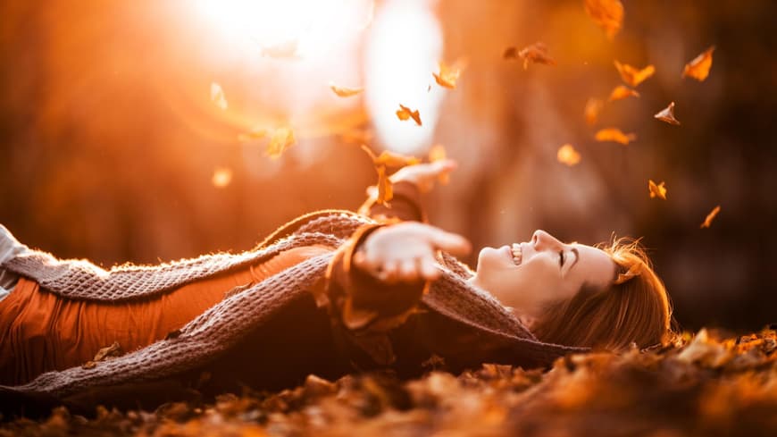 Frau liegt auf dem Rücken Herbst