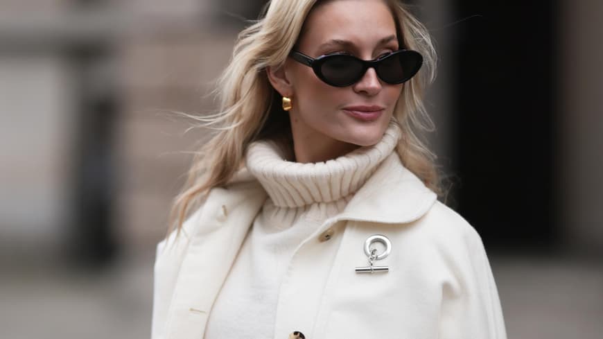 Frau mit Rollkragenpullover