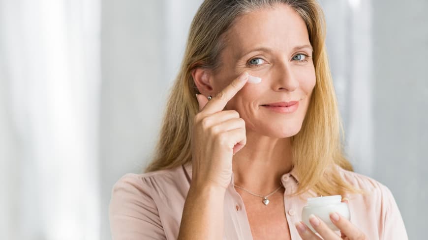 Frau über 50 mit Creme