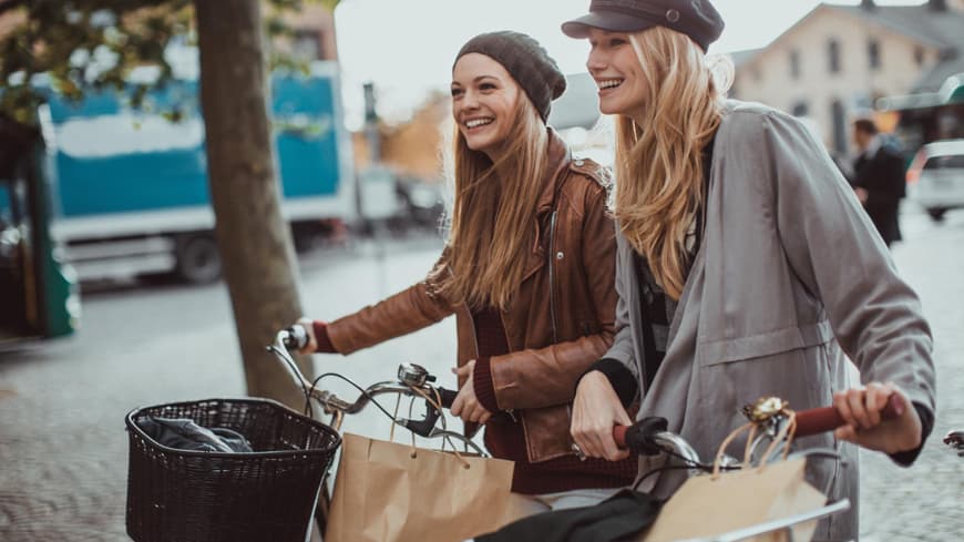 Freundinnen mit Fahrrad