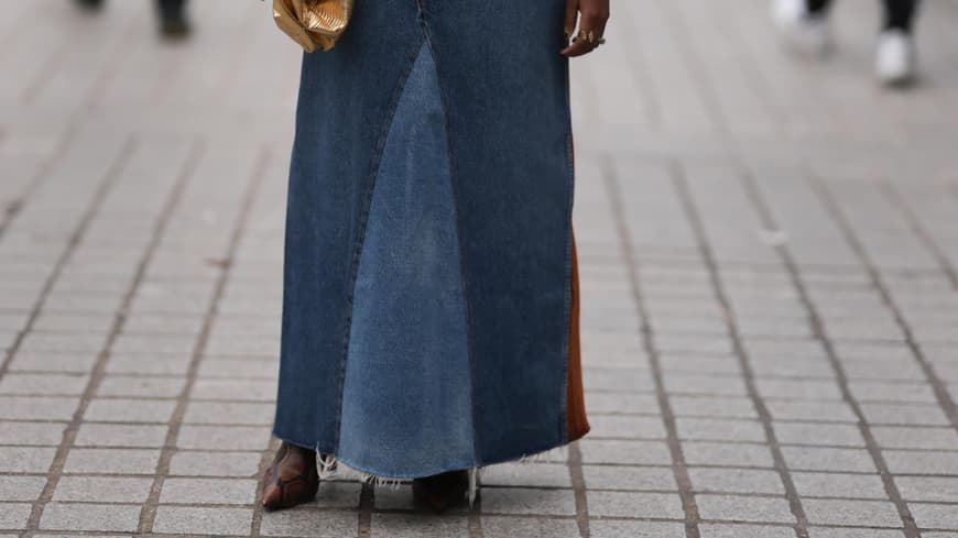 Streetstyle: Frau mit Jeansrock in Maxilänge