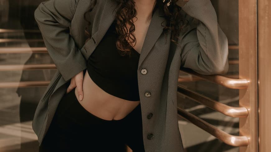 Frau mit Blazer und Leggings