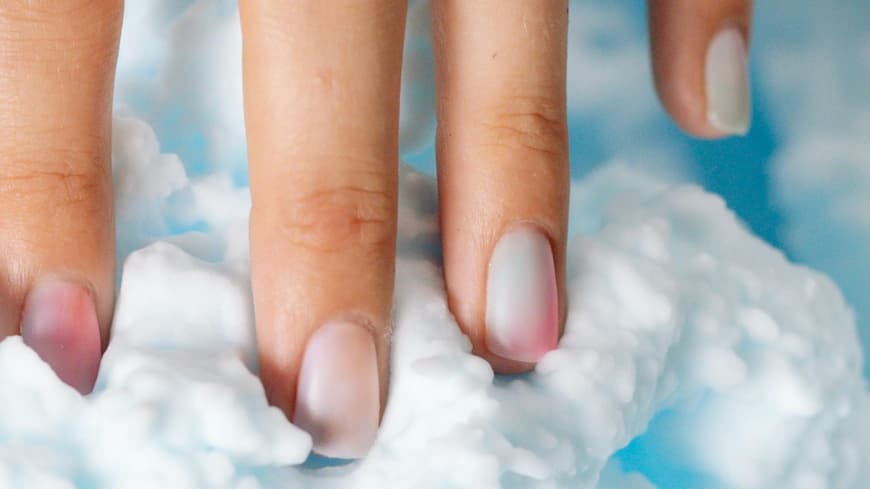 Heller Nagellack mit Farbverlauf