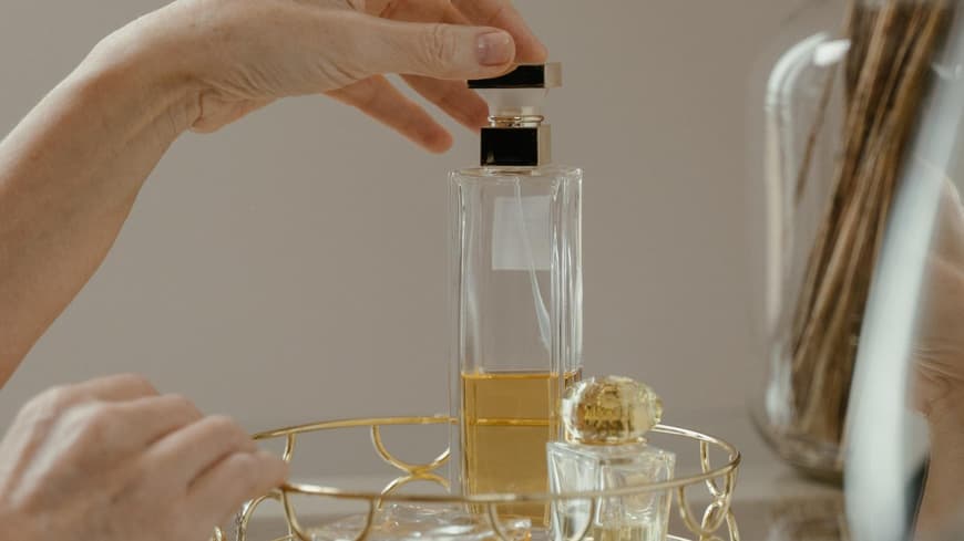 Parfum-Flakon steht auf einem Tablett