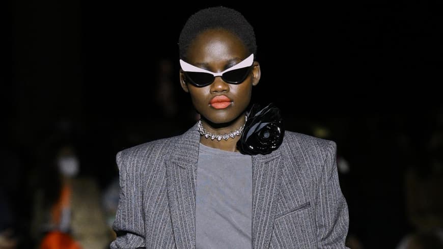 Philosophy di Lorenzo Model mit Sonnenbrille