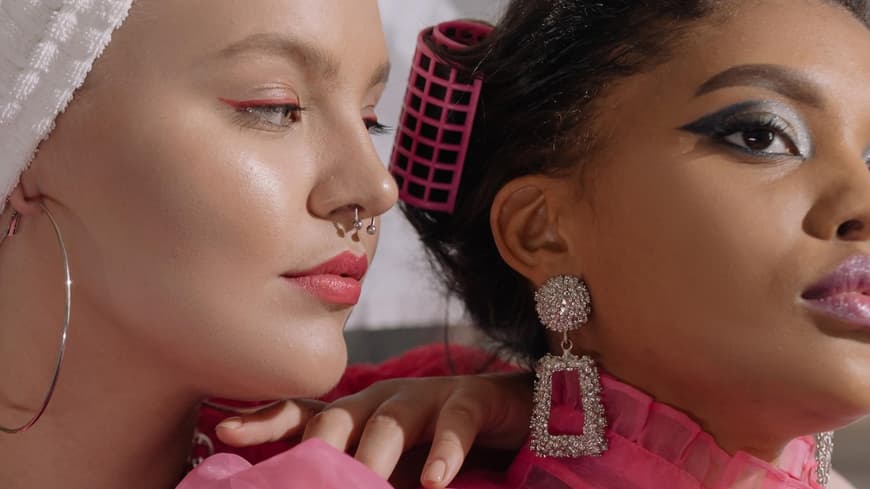 2 Frauen Pink Lockenwickler