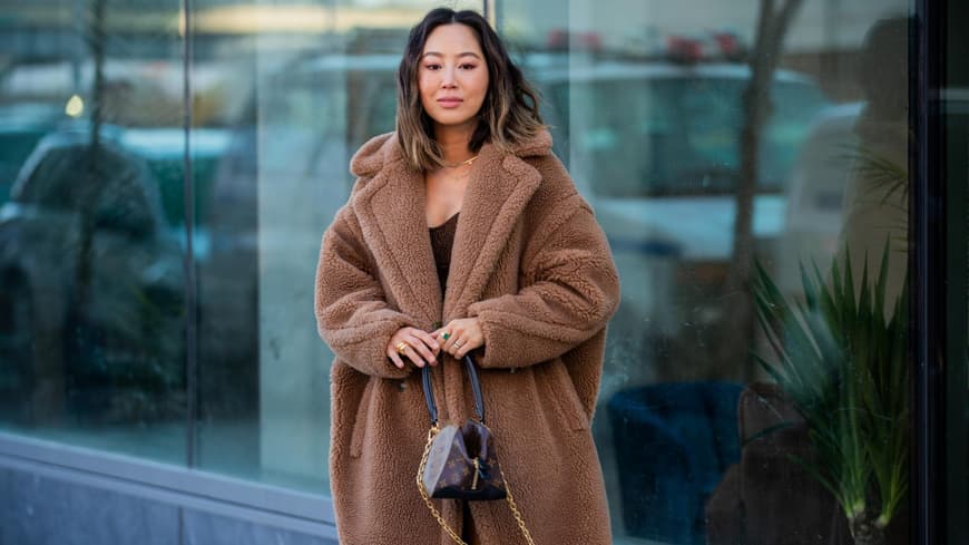 Amy Song trägt einen Teddyfellmantel